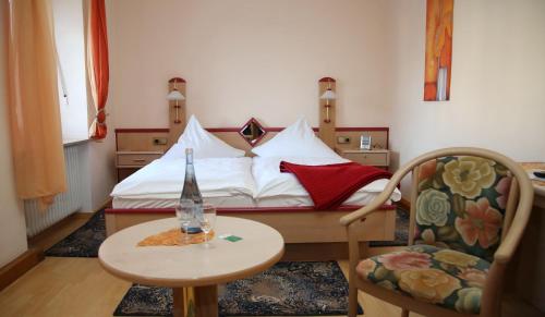 sypialnia z łóżkiem, stołem i krzesłami w obiekcie Gasthaus-Pension Islekhöhe Gansen w mieście Krautscheid