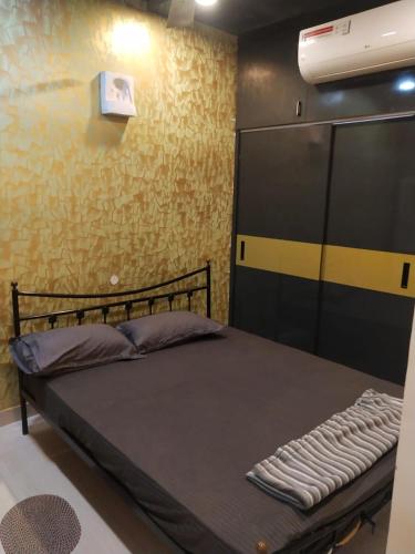 sypialnia z łóżkiem z ramą z żelaza w obiekcie Pearl Service Apartment w mieście Ćennaj