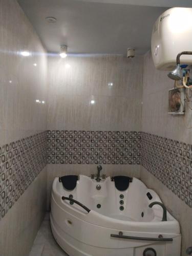 W łazience znajduje się wanna i umywalka. w obiekcie Pearl Service Apartment w mieście Ćennaj