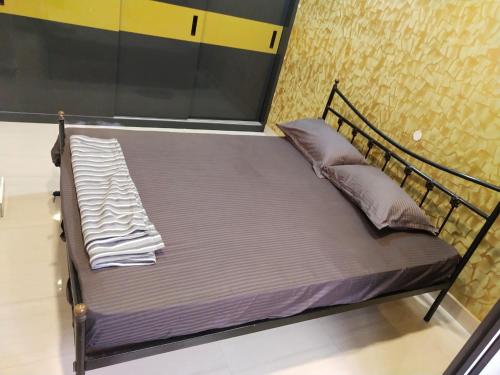 metalowe łóżko w pokoju z: w obiekcie Pearl Service Apartment w mieście Ćennaj