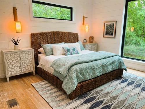 布罗肯鲍Key West Cottage的一间卧室设有柳条床和窗户