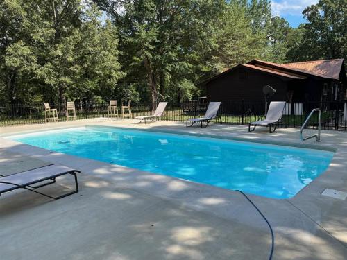 布罗肯鲍Key West Cottage的一个有两把椅子和一张桌子的游泳池