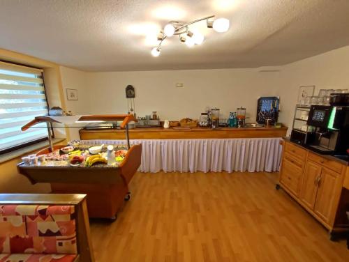 ein Wohnzimmer mit einer Küche mit einer Arbeitsplatte in der Unterkunft Dreikausens Landgasthaus Wildhof in Cleeberg