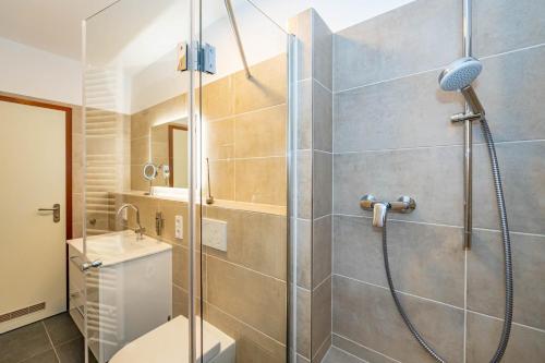 uma casa de banho com um chuveiro e um WC. em Ankernest Ankernest em Westerland