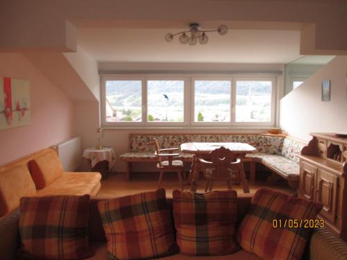 uma sala de estar com um sofá e uma mesa em TOP Mountain View em Volders