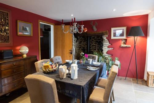 uma sala de jantar com mesa e cadeiras em West Lyn Farm em Lynton