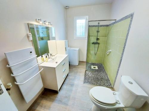 une salle de bain avec toilettes, douche et lavabo dans l'établissement VILLA REVE D'OCEAN climatisée, à Gujan-Mestras