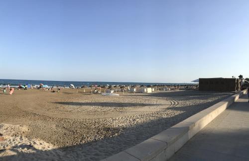 een strand met mensen op het zand en de oceaan bij Apartamento Arenal, primera línea, mejor playa in Benicàssim