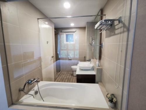 Bilik mandi di Ipoh Heaven Central Lakeview Suite 3rooms 3-8pax