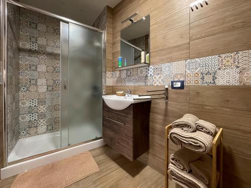 uma casa de banho com um lavatório e um chuveiro em Domus Caricatore em Sciacca
