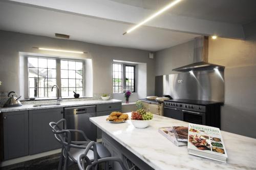 Dapur atau dapur kecil di Upside house Beautiful 5 bedroom house sleeps 13 with hottub, games room and garden near Bath
