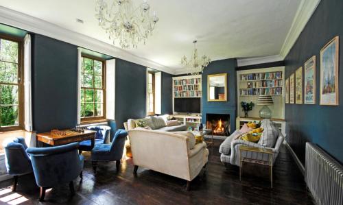 Ruang duduk di Upside house Beautiful 5 bedroom house sleeps 13 with hottub, games room and garden near Bath
