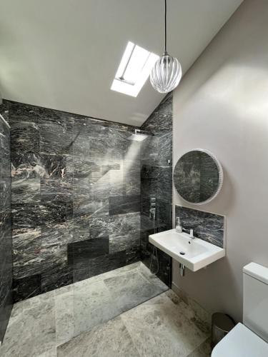 Bilik mandi di Upside house Beautiful 5 bedroom house sleeps 13 with hottub, games room and garden near Bath