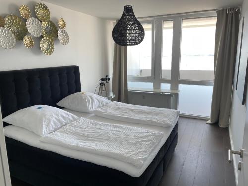 2 camas individuales en un dormitorio con ventana en Weser-Traum, en Bremerhaven