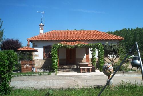 una pequeña casa con un pabellón delante en La Viña en Ciudad-Rodrigo