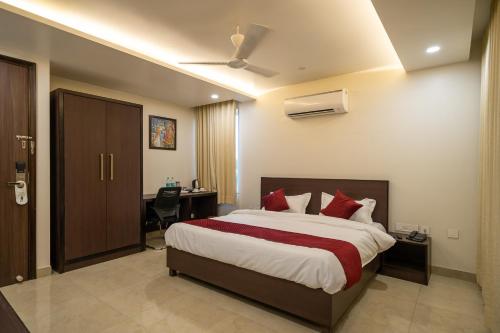ein Schlafzimmer mit einem großen Bett mit einem Schreibtisch und einem Bett der Marke sidx sidx sidx sidx sidx. in der Unterkunft Sheerha Royal Residency in Jaipur