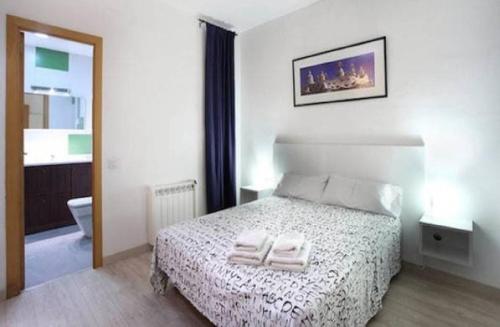 バルセロナにあるActual Home Gran Viaのベッドルーム1室(ベッド1台、タオル2枚付)