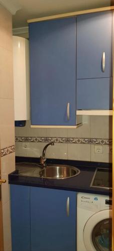 cocina con fregadero y armarios azules en Piso de Alquiler cómodo y a 5 min de Atocha Madrid, en Madrid