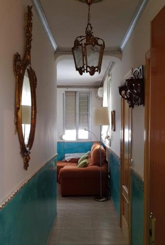 pasillo con habitación con cama y espejo en Piso de Alquiler cómodo y a 5 min de Atocha Madrid, en Madrid