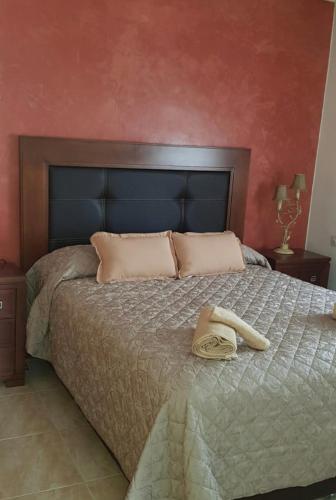1 dormitorio con 1 cama con sombrero en Piso de Alquiler cómodo y a 5 min de Atocha Madrid, en Madrid