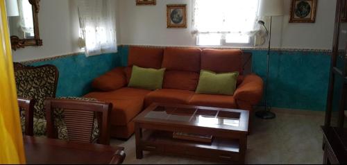 sala de estar con sofá y mesa de centro en Piso de Alquiler cómodo y a 5 min de Atocha Madrid, en Madrid