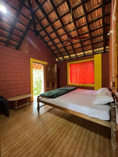 um quarto com uma cama grande num quarto em MID BEACH STAY Gokarna em Gokarna