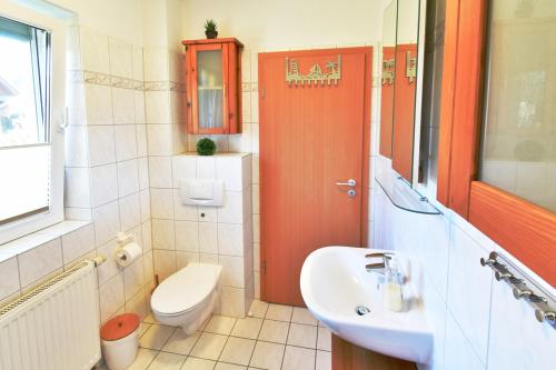 a bathroom with a toilet and a sink at Lee in Zingst