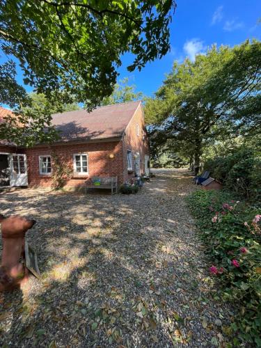 a brick house with a bench in front of it at Familiehuis Boysen Bed&Breakfast in Ribe