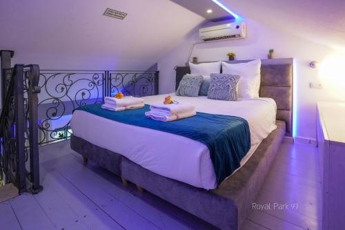 Säng eller sängar i ett rum på YalaRent Royal Park Resort Complex Apartments