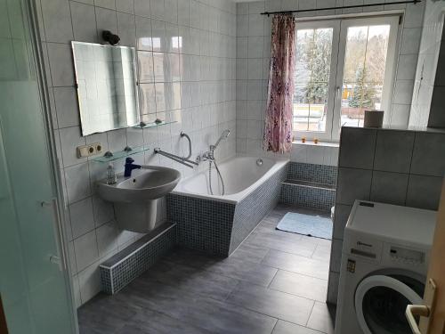 une salle de bain avec une baignoire, un lavabo et des toilettes dans l'établissement Apartment mit Balkon, à Dresde