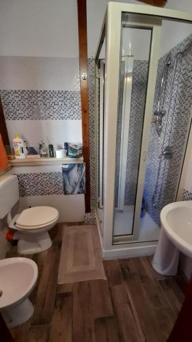 łazienka z 2 toaletami i prysznicem w obiekcie Stella Mare w mieście Santa Flavia
