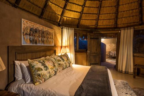 Ένα ή περισσότερα κρεβάτια σε δωμάτιο στο Mowani Mountain Camp