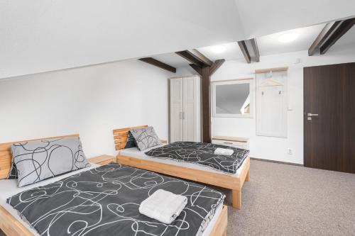 1 Schlafzimmer mit 2 Betten in einem Zimmer in der Unterkunft Pokoje Wimbledon in Liberec