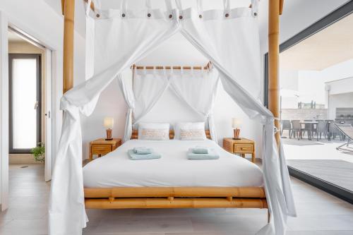 sypialnia z łóżkiem z moskitierą w obiekcie Dino Villa w mieście Casal do Cigano