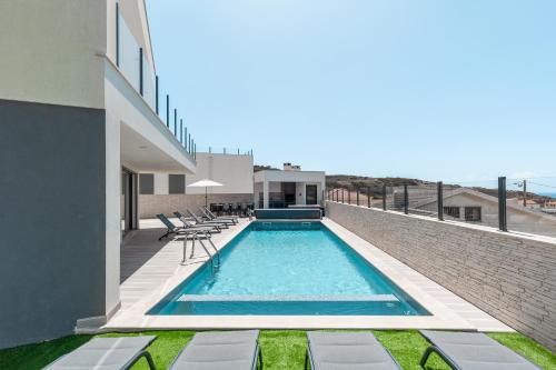 a swimming pool on the roof of a building at Dino Villa with ocean view in Casal do Cigano