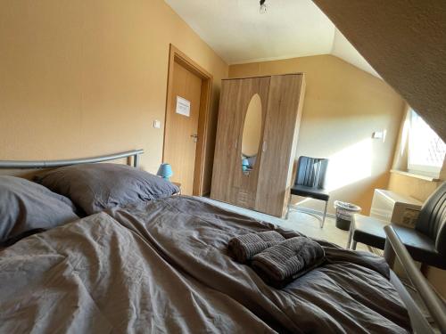 Cama ou camas em um quarto em Schöne Ferienwohnung in der Nähe von Rastede-Nethen