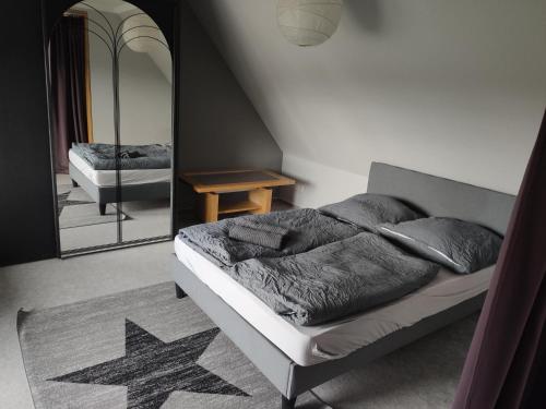 Tempat tidur dalam kamar di Schöne Ferienwohnung in der Nähe von Rastede-Nethen