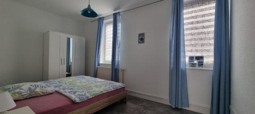 Schlafzimmer mit einem Bett und einem Fenster in der Unterkunft Appartement Hertha in Celle