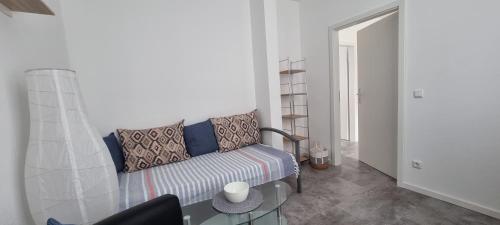 ein Wohnzimmer mit einem Sofa und einem Stuhl in der Unterkunft Appartement Hertha in Celle
