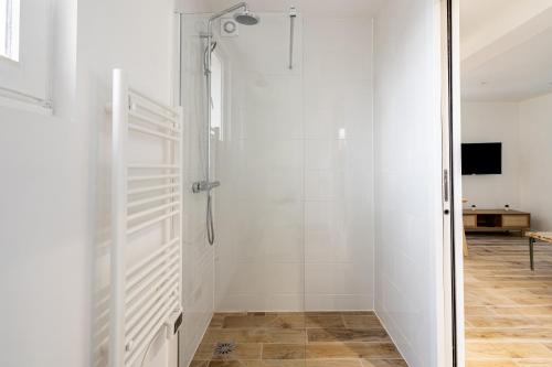 y baño con ducha y puerta de cristal. en Welcome perche ! Appartements 3 étoiles à NOGENT le Rotrou en Nogent-le-Rotrou