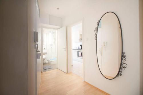 un pasillo con un espejo en la pared en [Königstraße]- Helle Wohnung im Herzen Stuttgarts en Stuttgart