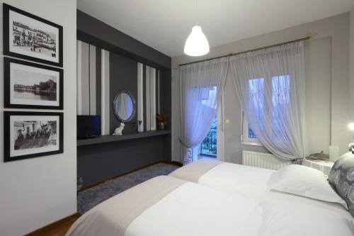 イオアニナにあるVilla Dioniのベッドルーム(白いベッド1台、窓付)