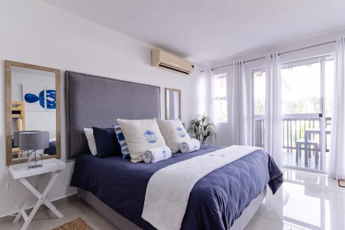 - une chambre avec un lit et des serviettes dans l'établissement Mzingazi Accommodation, à Richards Bay
