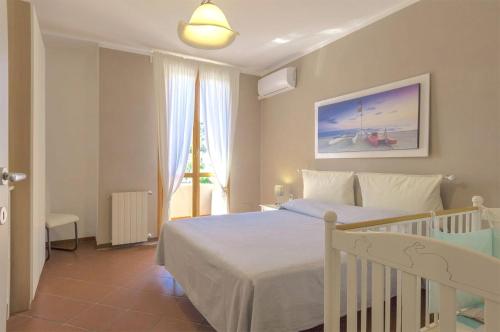 ein Schlafzimmer mit einem Bett und einem großen Fenster in der Unterkunft Villetta Bosco in Corsanico-Bargecchia