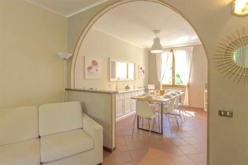 ein Wohnzimmer mit einem Tisch und einem Stuhl sowie eine Küche in der Unterkunft Villetta Bosco in Corsanico-Bargecchia