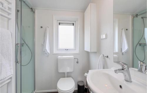 bagno bianco con servizi igienici e lavandino di 2 Bedroom Stunning Home In Ssel a Süsel