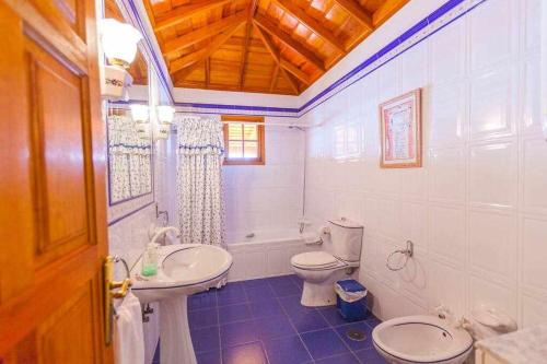 a bathroom with a sink and a toilet and a tub at Balcón Atlántico in Fuencaliente de la Palma