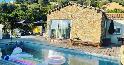 - une piscine gonflable dans une maison dans l'établissement VILLA PERLA SAINT-TROPEZ CAVALAIRE sur MER, 3-5 chambres, vue mer, piscine chauffée avril à octobre, à Cavalaire-sur-Mer