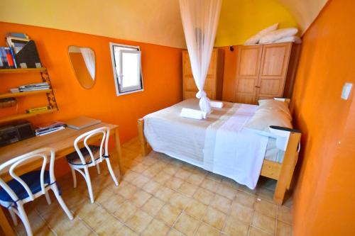 1 dormitorio con 1 cama, mesa y sillas en Roman Tower, en Cipressa