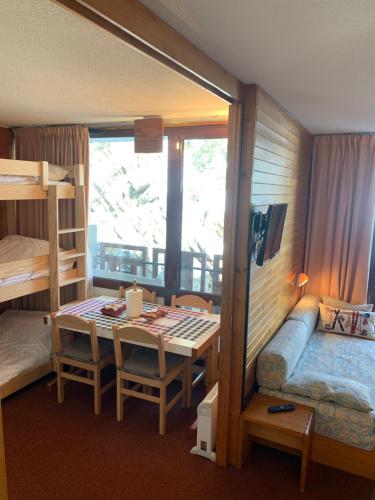 - une chambre avec un bureau, un lit et une table dans l'établissement Bel appartement ski aux pieds Plagne Bellecôte, à Plagne Bellecôte